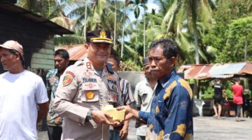 Jumat Berkah, Kapolres Aceh Tenggara dan Bhayangkari Salurkan Bantuan untuk Korban Kebakaran di Kute Bakhti